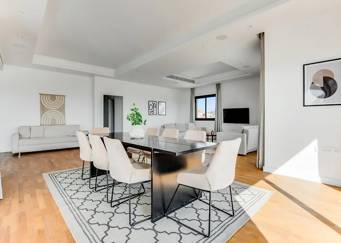 Daire Sanders Crystal 1 Limasol