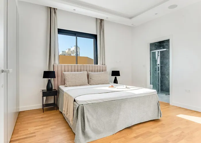 Daire Sanders Crystal 1 *