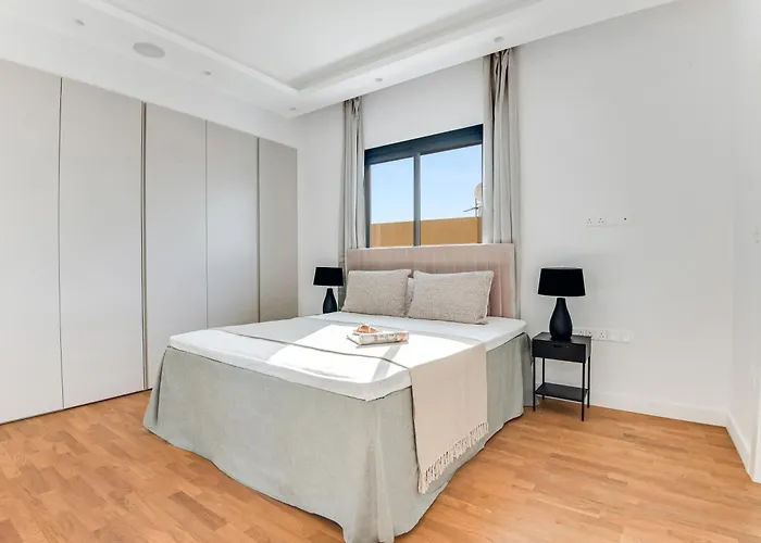 Daire Sanders Crystal 1