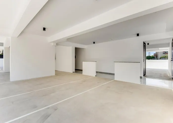 Daire Sanders Crystal 1 *